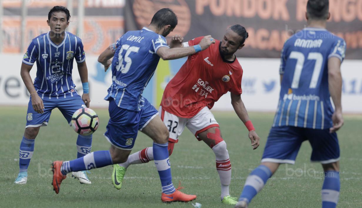 Gelandang Persiba, Srdan Lopicic, berebut bola dengan bek Persija, Rohit Chan, pada laga Liga 1 di Stadion Patriot, Bekasi, Jumat  (12/8/2017). Persija menang 2-0 atas Persiba. (Bola.com/M Iqbal Ichsan)