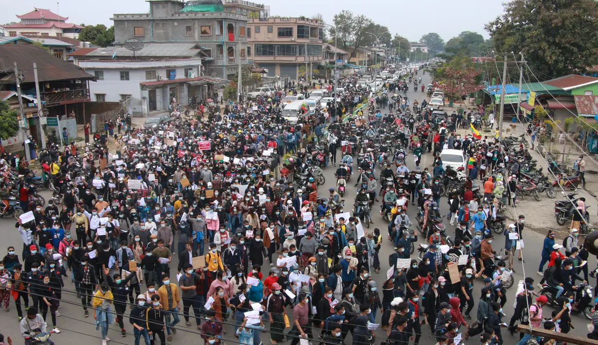 Para pengunjuk rasa mengambil bagian dalam demonstrasi menentang kudeta militer di Myitkyina di negara bagian Kachin Myanmar (8/3/2021). Bentrokan warga anti kudeta militer dengan aparat keamanan Myanmar masih terus berlangsung. (AFP/STR)