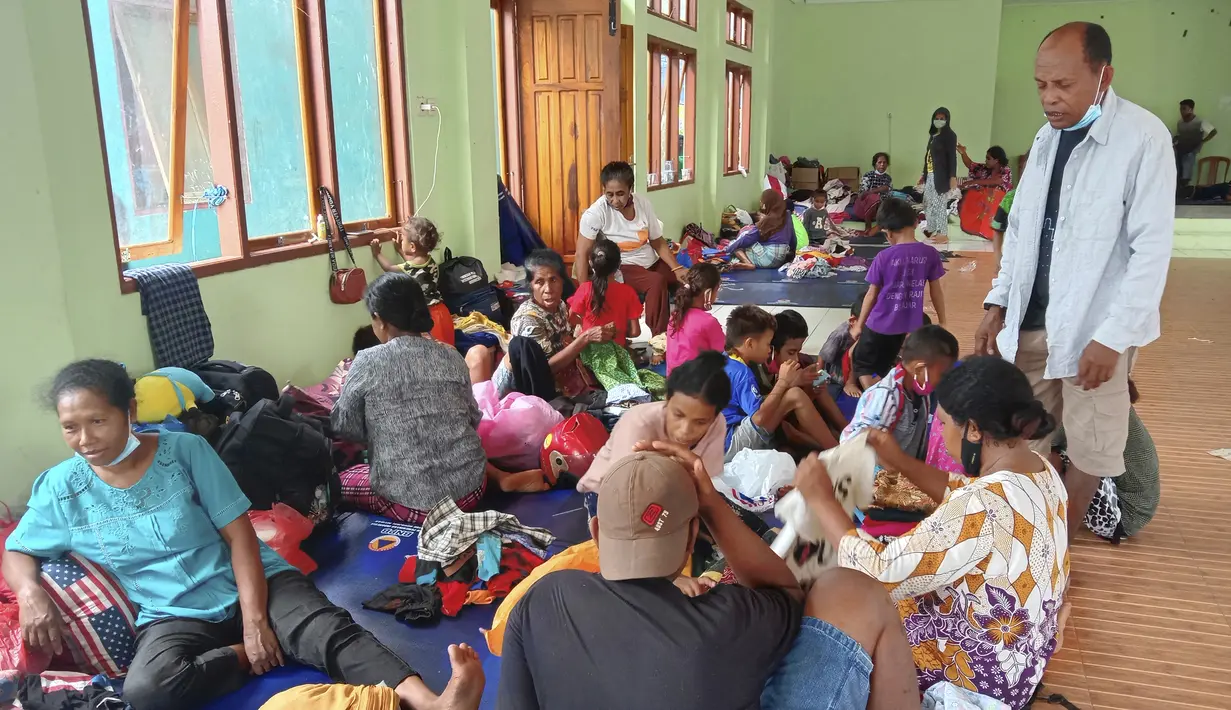 Pengungsi banjir bandang beristirahat di tempat penampungan sementara di Lewoleba Timur, Pulau Lembata, Nusa Tenggara Timur, Selasa (6/4/2021). Tim penyelamat terus menggali puing tanah longsor untuk mencari korban yang terkubur usai bencana banjir bandang. (AP Photo/Ricko Wawo)