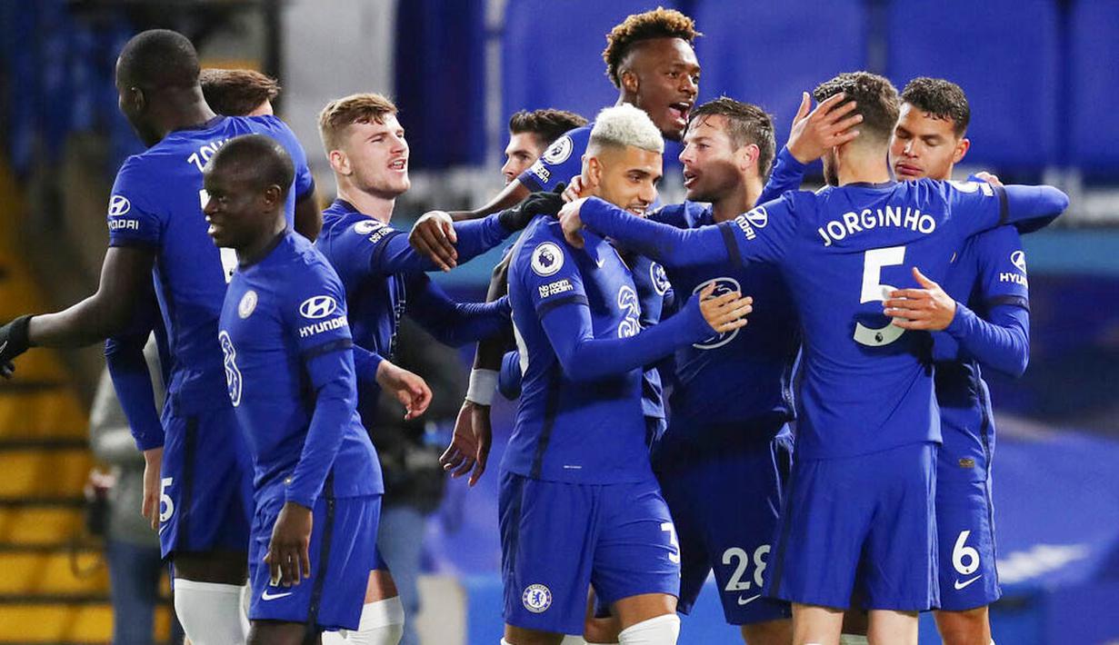 Para pemain Chelsea merayakan gol yang dicetak oleh Thiago Silva ke gawang West Ham United pada laga Liga Inggris di Stadion Stamford Bridge, Selasa (22/12/2020). Chelsea menang dengan skor 3-0. (AP/Catherine Ivill,Pool)