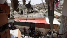Warga Palestina memeriksa kerusakan di sekitar bangunan yang hancur setelah pasukan Israel mengepungnya di Tammun, Tepi Barat yang diduduki pada tanggal 15 Mei 2025. (Zain JAAFAR/AFP)