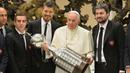 Paus Fransiskus memegang trofi Piala Libertadores bersama para pemain San Lorenzo pada 20 Augustus 2014 di Vatican. (AFP/Osservatore Romano)