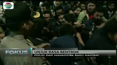 Demo mahasiswa hingga tengah malam di depan Istana Negara akhirnya dibubarkan polisi. Akibat bentrok, sejumlah orang mengalami luka-luka.