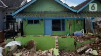 Kondisi rumah yang mengalami kerusakan akibat gempa di Dusun Krajan, Majangtengah, Dampit, Kabupaten Malang, Minggu (11/4/2021). Sejumlah rumah yang rusak berat terpaksa dirobohkan untuk meminimalisir adanya korban jika terjadi gempa susulan. (merdeka.com/Nanda F. Ibrahim)