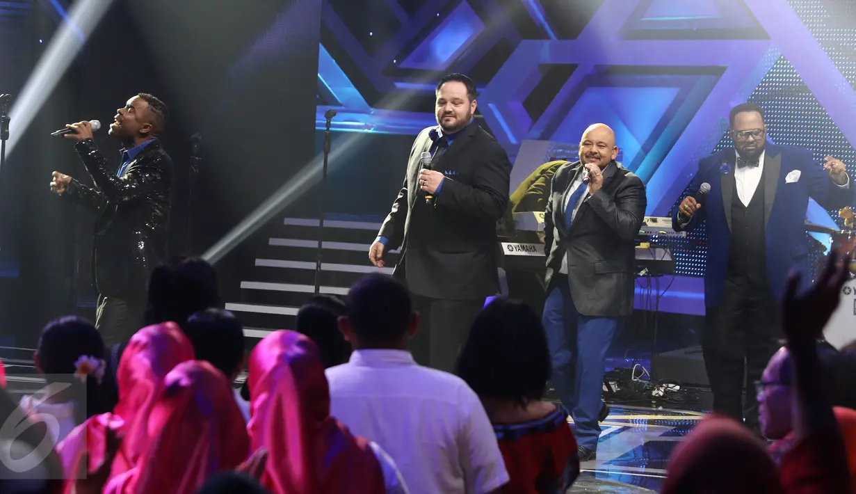 Salah satu penampilan All 4 One di acara Golden Memories International di Studio 5 Indosiar, Jakarta, Selasa (10/1). (Liputan6.com/Herman Zakharia)