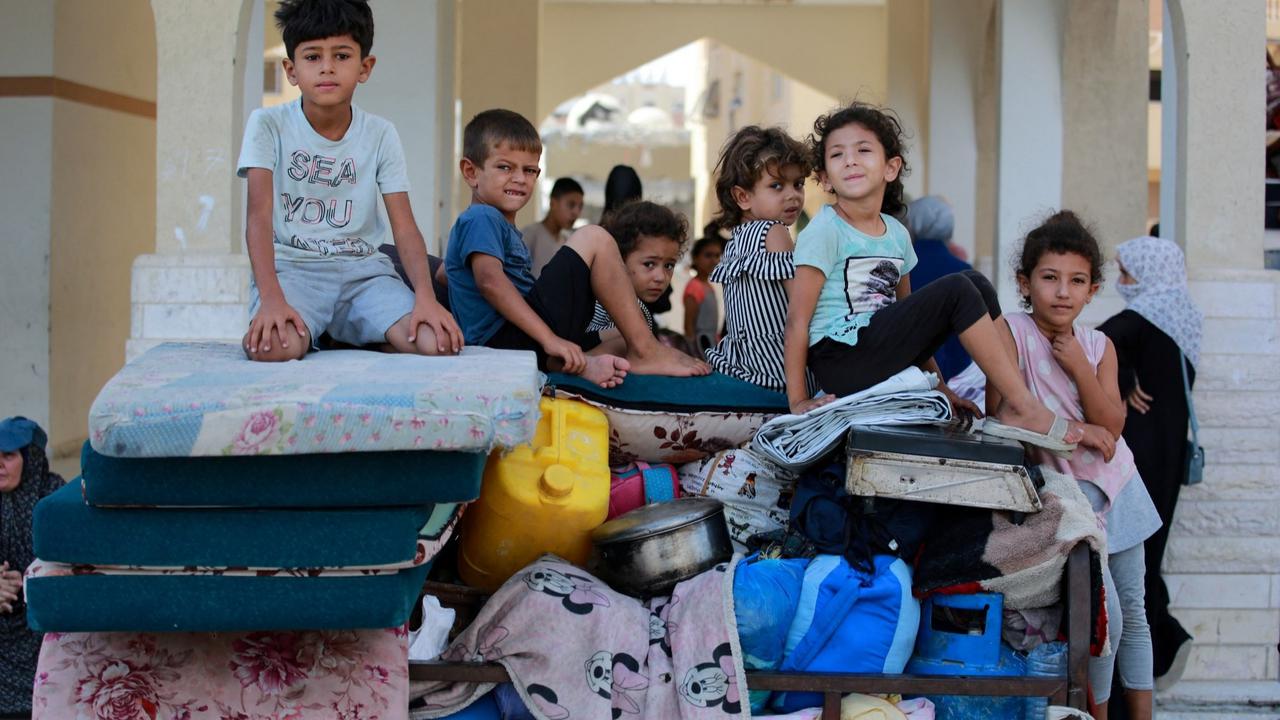 Warga Palestina di Gaza dipaksa mengungsi oleh Israel