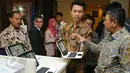 Kepala Dinas Pendidikan DKI Arie Budhiman melihat laptop e_sabak usai menghadiri Seminar Nasional Pendidikan di Jakarta, Kamis (4/6). Acara yang digagas BMPS ini, untuk mencari solusi persoalan pendidikan. (Liputan6.com/Faizal Fanani)