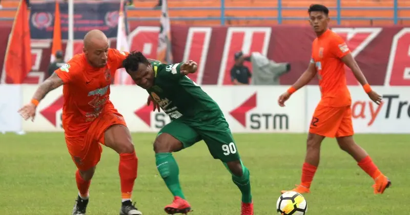 Persebaya Surabaya bermain 2-2 saat melawat ke markas Borneo FC, di Stadion Segiri, Samarinda, pada laga pekan kedelapan Gojek Liga 1 bersama Bukalapak, Jumat (11/5/2018) sore WIB. (Bola.com/Aditya Wany)