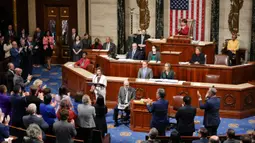 Anggota parlemen berdiri dan bertepuk tangan saat Ketua DPR Nancy Pelosi berbicara di Gedung DPR, Capitol, Washington, Amerika Serikat, 17 November 2022. "Saya tidak akan mencalonkan kembali kepemimpinan Demokrat di Kongres berikutnya," kata Pelosi dalam sebuah pidato emosional di DPR AS. (AP Photo/Carolyn Kaster)