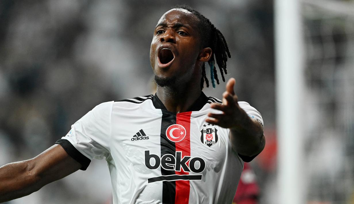 Michy Batshuayi - Pemain asal Belgia ini sedang dipinjamkan Chelsea ke Besiktas. Tampil di Liga Turki membuatnya kembali menemukan ketajamamnnya dan berhasil menjadi top skor sementara Besiktas dengan torehan sembilan gol di semua ajang. (AFP/Ozan Kose)
