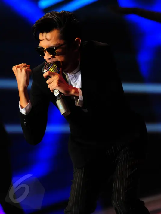 Aksi heboh The Changcuters di Konser "Tribute to Rinto Harahap", Studio Emtek, Jakarta, Senin (8/6/2015). Sejumlah musisi membawakan lagu ciptaan  Rinto Harahap dengan ciri khas masing-masing. (Liputan6.com/Faisal R Syam)