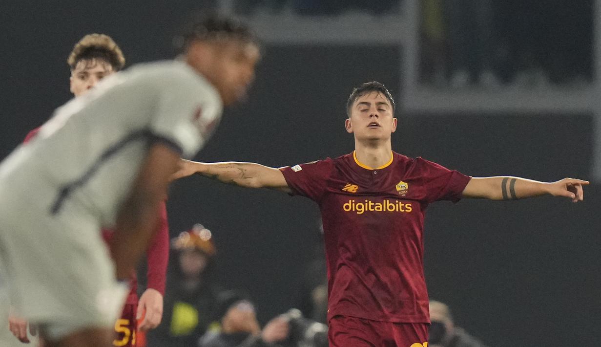 Selebrasi pemain AS Roma, Paulo Dybala (kanan) setelah mencetak gol ke gawang FC Salzburg dalam laga leg kedua play-off babak Liga Europa 2022/2023 yang berlangsung Olimpico Stadium, Jumat (24/2/2023). (AP Photo/Alessandra Tarantino)
