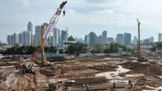 Pekerja menyelesaikan pembangunan rumah susun di Pasar Rumput, Jakarta, Rabu(8/3). Pembangunan pasar terintegrasi rumah susun tersebut ditargetkan rampung dalam jangka waktu satu tahun ini. (Liputan6.com/Yoppy Renato)