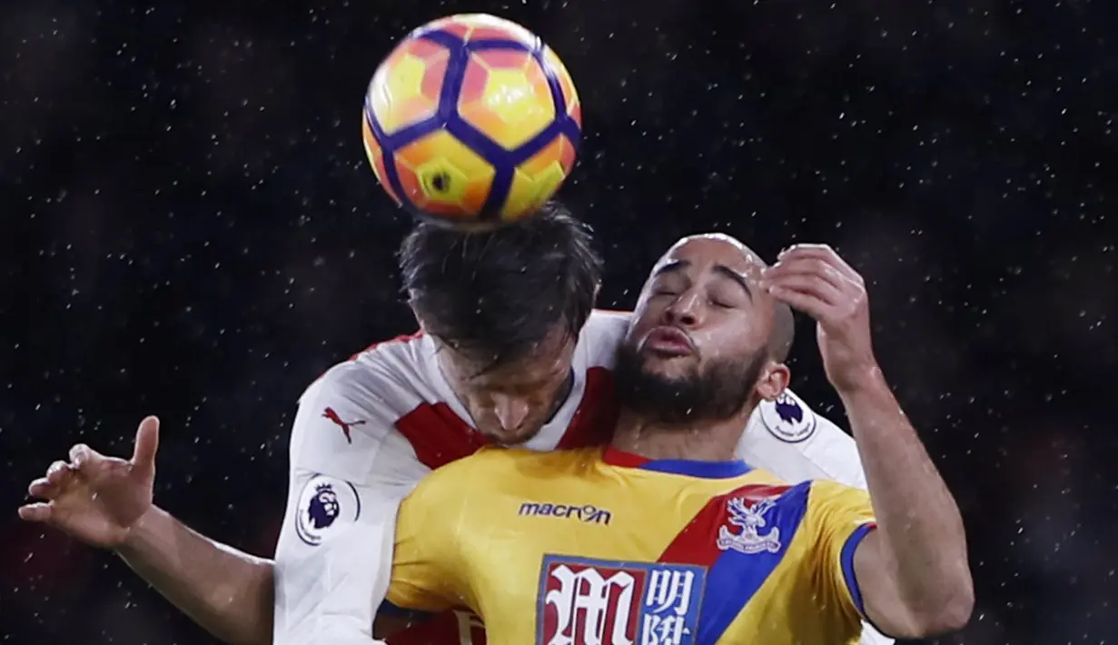 Bek Arsenal, Nacho Monreal, duel udara dengan gelandang Crystal Palace, Andros Townsend. Bermain di kandang, The Gunners lebih menguasai jalannya laga dengan penguasaan bola mencapai 64 persen. (Reuters/Stefan Wermuth)