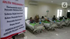 Anak-anak penderita thalasemia (penyakit kelainan darah) saat melakukan transfusi darah di RSUP Fatmawati, Jakarta, Rabu (18/10/2023). Pemerintah menyediakan anggaran sebesar Rp 2,78 triliun untuk membiayai perawatan transfusi darah hingga obat-obatan bagi pasien  penyandang thalasemia di Indonesia. (merdeka.com/Arie Basuki)