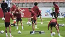 Pemain depan Atletico Madrid Matheus Cunha (tengah) menghadiri sesi latihan dengan rekan satu tim di tempat latihan klub di Majadahonda, Selasa (11/10/2022). Atletico Madrid akan menjamu Club Brugge di Estadio Metropolitano pada matchday 4 Grup B Liga Champions 2022/2023, Rabu 12 Oktober 2022 dinihari WIB. (Pierre-Philippe MARCOU / AFP)