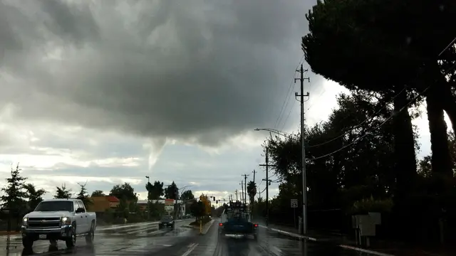 20170112- Penampakan Tornado di California-AP Photo