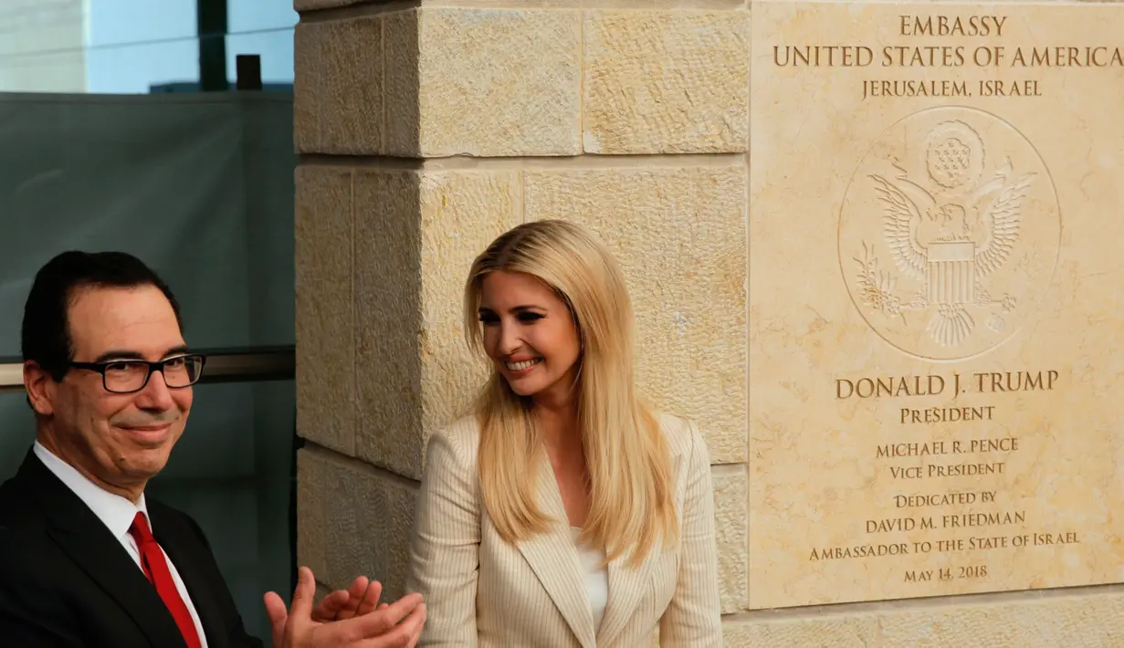 Putri Donald Trump Ivanka Trump didampingi Menteri Keuangan AS, Steve Mnuchin saat peresmian pembukaan kedutaan AS di Yerusalem (14/5). (AP Photo/Sebastian Scheiner)