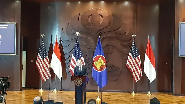 Menteri Luar Negeri Amerika Serikat (AS) Antony Blinken mengunjungi Universitas Indonesia. (Liputan6.com/Tommy Kurnia R)