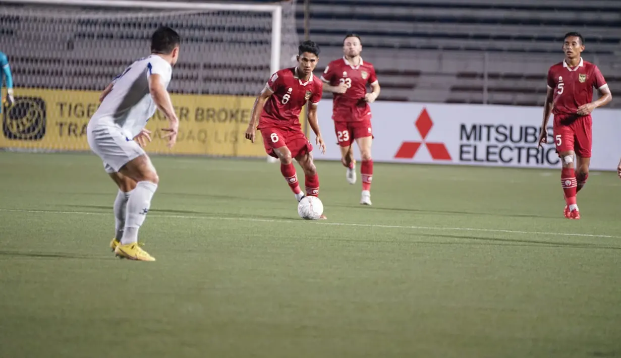 Gelandang Timnas Indonesia, Marselino Ferdinan membawa bola saat bertanding melawan Filipina dalam laga grup A Piala AFF 2022 di Stadion Rizal Memorial, Manila, Filipina, Senin (2/1/2023). Indonesia menang tipis atas Filipina dengan skor 2-1 dan lolos ke semifinal dengan status runner up menemani Thailand sebagai juara grup A. (Foto: Dok PSSI)