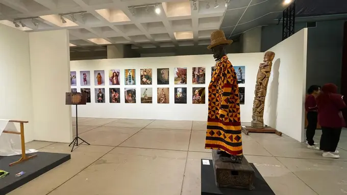 Menenun Warisan Budaya Indonesia dengan Sentuhan Keberlanjutan dalam Pameran The Flying Cloth oleh Merdi Sihombing