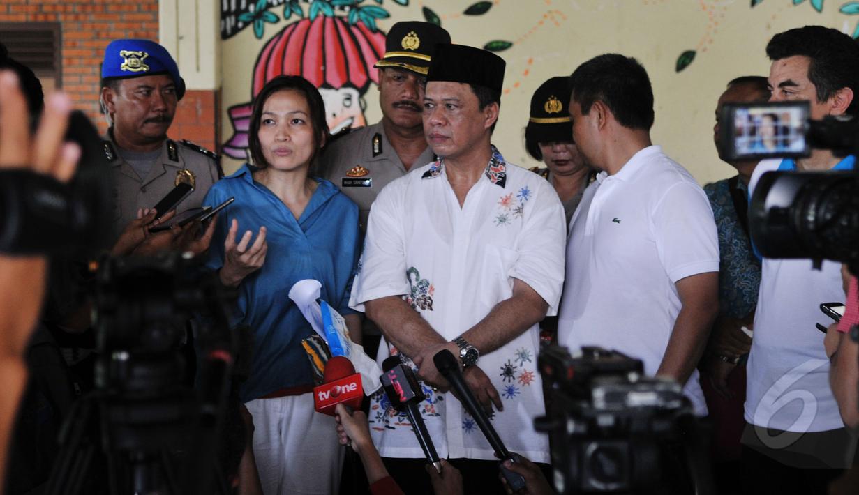 Kadiv Humas Mabes Polri, Irjen Pol Anton Charlian (kanan) didampingi Sekjen KPAI Erlinda memberi keterangan usai bertemu dengan anak yang ditelantarkan orangtuanya di pendopo Safe House Cibubur, Jakarta, Sabtu (16/5/2015). (Liputan6.com/Johan Tallo)