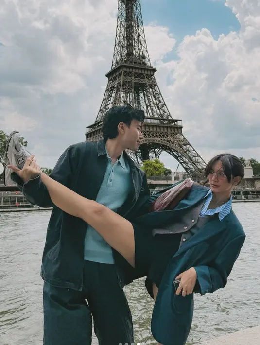Rupanya penambahan jaket juga membuat gaya Vidi jadi lebih istimewa, sehingga tampilan keseluruhannya tampak begitu memukau. [Foto: Instagram/ Vidi Aldiano]