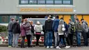 Sejumlah siswa berkumpul di depan SMA Josef-Koenig-Gymnasium, Jerman, Selasa (24/3/2015). Belasan pelajar dan guru dari sekolah itu dipastikan turut menjadi penumpang pesawat nahas, Germanwings. (AFP PHOTO/DPA/Rolf VENNENBERND)