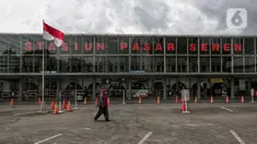 Suasana Stasiun Pasar Senen, Jumat (24/4/2020). Terkait larangan mudik Lebaran 2020, Stasiun Pasar Senen untuk sementara tidak melayani keberangkatan kereta jarak jauh dari tanggal 24 sampai 30 April 2020 mendatang. (Liputan6.com/Johan Tallo)