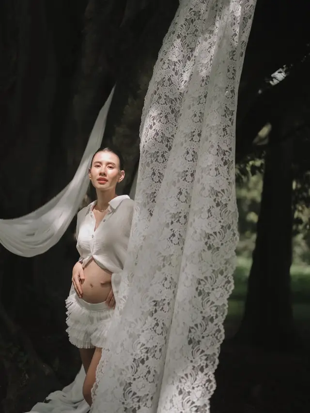 Serasi Berbusana Putih, Angga Yunanda dan Shenina Cinnamon Rayakan Calon Putra Pertama