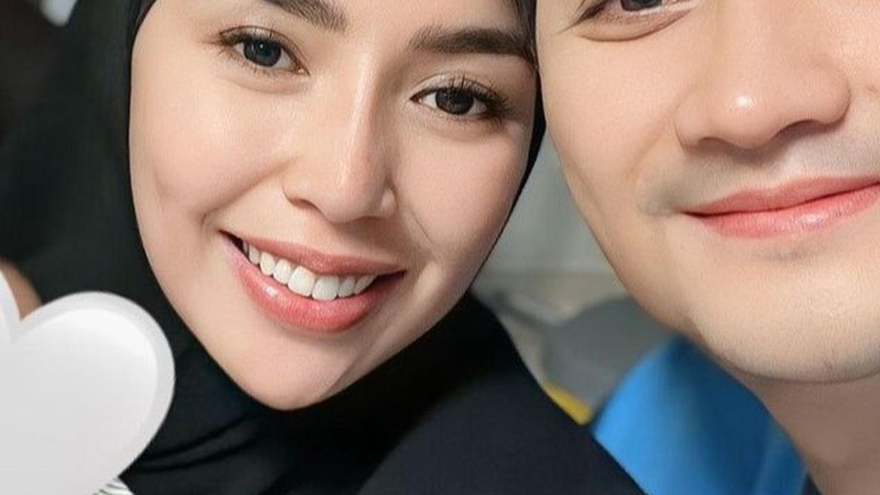 Selama beberapa pekan, Angga Wijaya belum menunjukkan wajah anaknya. Ia hanya merespons ucapan selamat dari teman dan netizen tanpa mengungkapkan penampilan sang anak.<br>