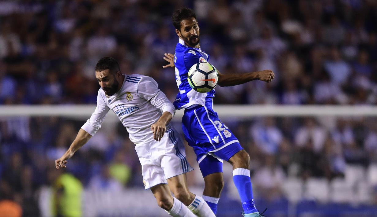 Gelandang Deportivo La Coruna, Celso Borges, duel udara dengan bek Real Madrid, Dani Carvajal, pada laga La Liga di Stadion Riazor, Senin (21/8/2017). Real Madrid menang 3-0 atas Deportivo La Coruna. (AFP/Miguel Riopa)
