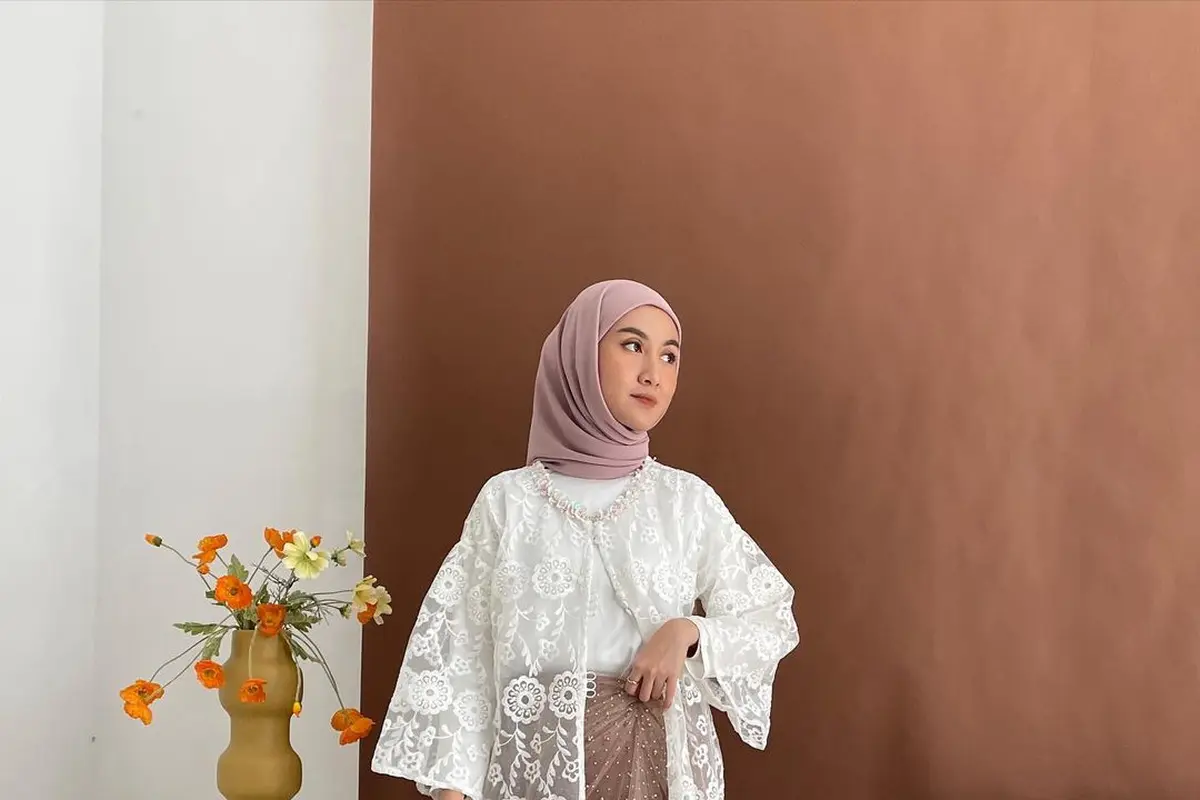 6 Ide Baju Kondangan Kekinian hijab ala Dara Arafah-Natalie Holscher