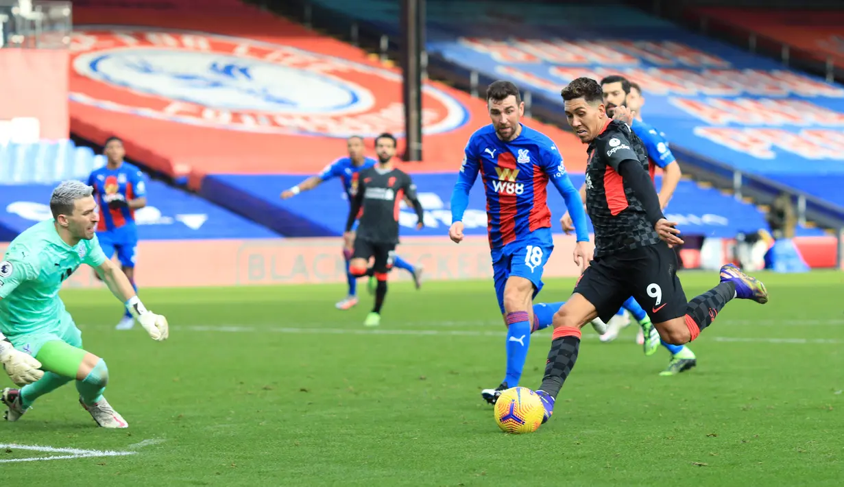 Penyerang Liverpool, Roberto Firmino, berusaha mencetak gol ke gawang  Crystal Palace pada laga lanjutan Liga Inggris di Selhurst Park Stadium, Sabtu (19/12/2020) malam WIB. Liverpool menang 7-0 atas Crystal Palace. (AFP/Adam Davy/pool)