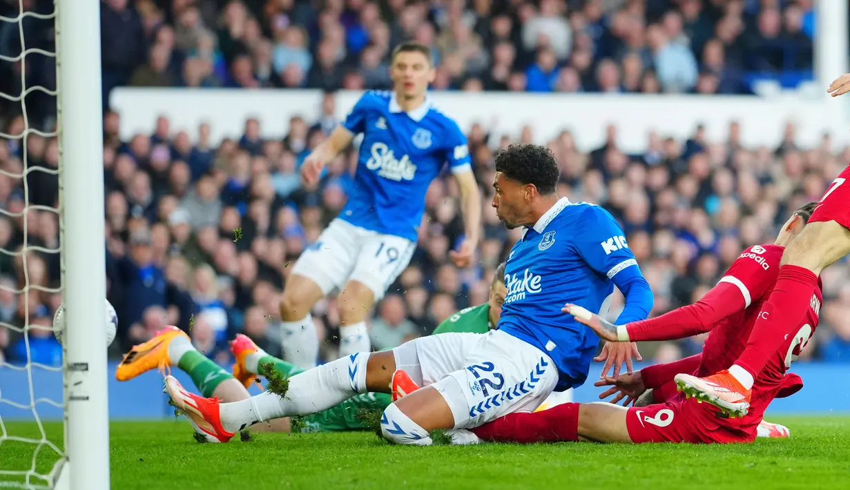 Sementara, Everton merangkak naik menjauhi zona degradasi. (AP Photo/Jon Super)