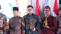 Bupati Kediri Mas Dhito menerima secara langsung penghargaan dari Dewan Koperasi Indonesia (Dekopin) pada puncak peringatan Hari Koperasi Nasional ke-76 di Lapangan Tenis Indoor Senayan, Jakarta.
