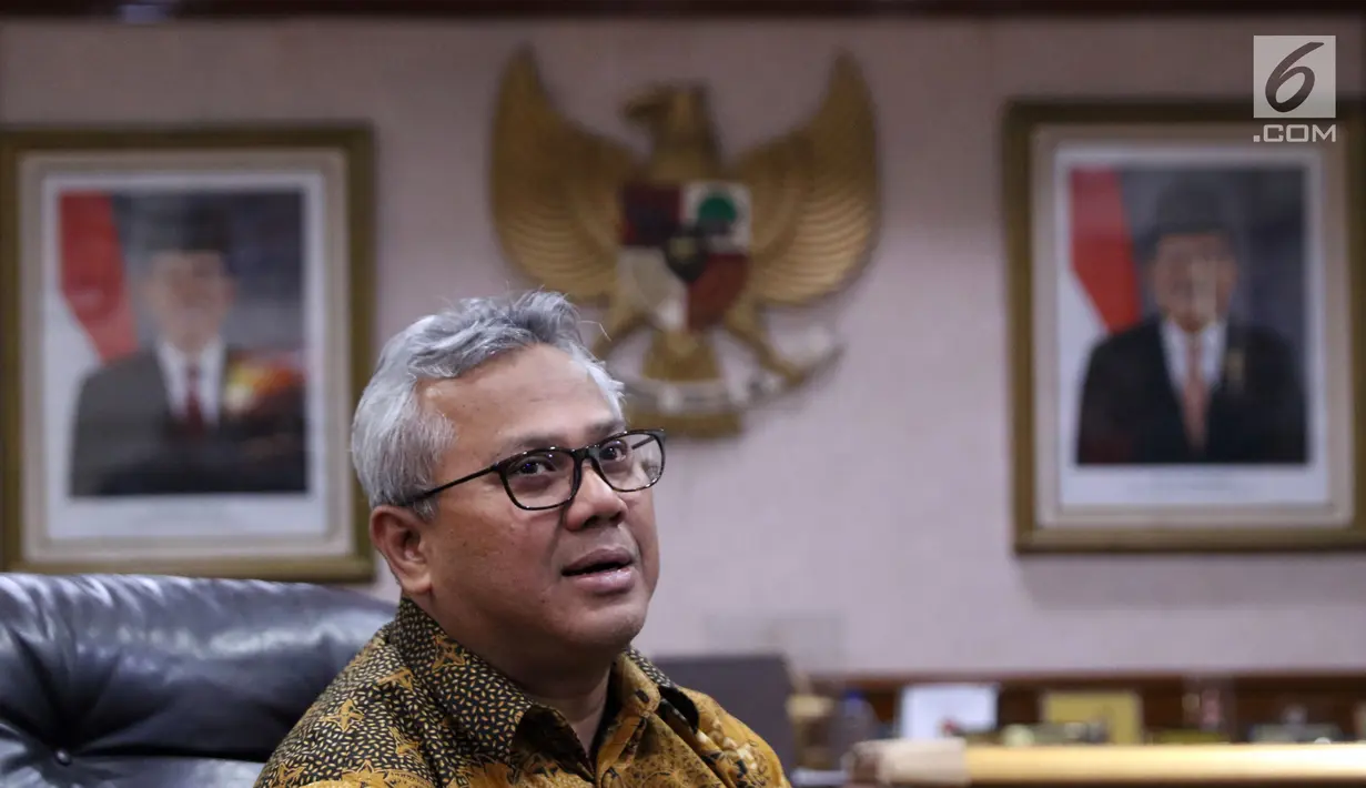 Ketua KPU RI, Arief Budiman saat menerima audiensi perwakilan Asosiasi Pengajar Hukum Tata Negara di Jakarta, Selasa (27/11). Pertemuan untuk menindaklanjuti putusan MK, MA dan PTUN. (Liputan6.com/Helmi Fithriansyah)