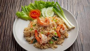 ilustrasi nasi goreng kecombrang dengan topping udang/copyright freepik.com/jcomp