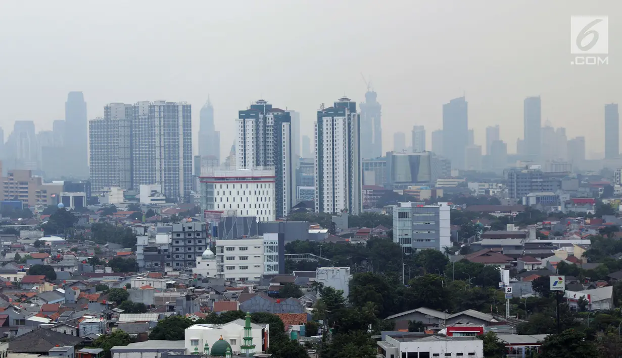 Kondisi langit kota Jakarta dilihat dari lantai 15 Graha BNPB sekitar pukul 13.00 WIB, Kamis (4/7/2019). Pada Kamis (4/7) sekitar pukul 07.00 WIB, kualitas udara Jakarta terpantau di angka 186 AQI, dengan angka itu, kualitas udara mencapai status tidak sehat. (Liputan6.com/Helmi Fithriansyah)