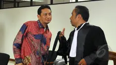 Terdakwa kasus korupsi pengadaan Transjakarta, Udar Pristono ditegur Ketua Majelis Hakim Pengadilan Tipikor, Jakarta, Senin (20/4/2015).  Hakim marah karena Udar dan kuasa hukumnya tidak menyiapkan hard copy nota keberatan. (Liputan6.com/Yoppy Renato)