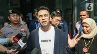 Selebritis Raffi Ahmad memberikan keterangan seusai mendatangi gedung Komisi Pemberantasan Korupsi (KPK), Selasa (26/9/2023). (Liputan6.com/Faizal Fanani)