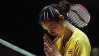 Pebulu tangkis tunggal putri Thailand, Pitchamon Opatniput memberikan salam kepada wasit sebelum laga final Indonesia Masters 2026 melawan wakil China, Chen Yu Fei yang berlangsung di Istora, Senayan, Jakarta, Minggu (25/01/2026). (Bola.com/Bagaskara Lazuardi)