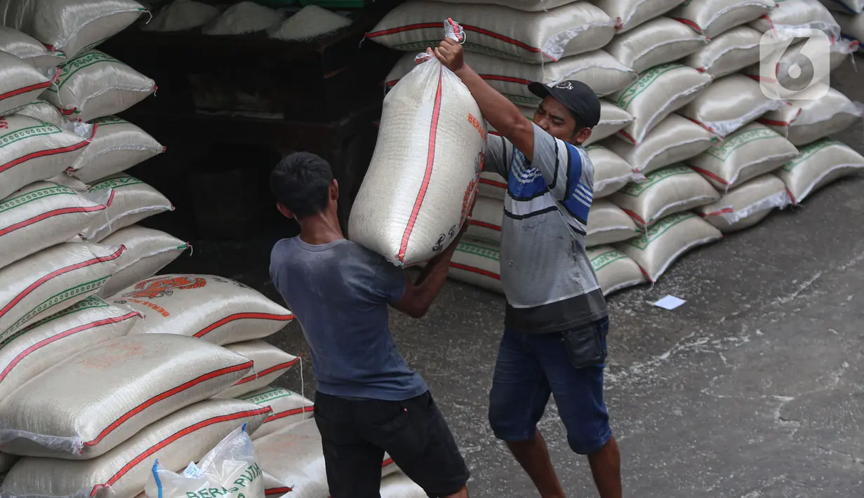 Naiknya harga beras telah merambah ke semua daerah. Harga beras medium paling mahal dibanderol Rp30.000 per kg di Kabupaten Puncak, Papua. (Liputan6.com/Angga Yuniar)