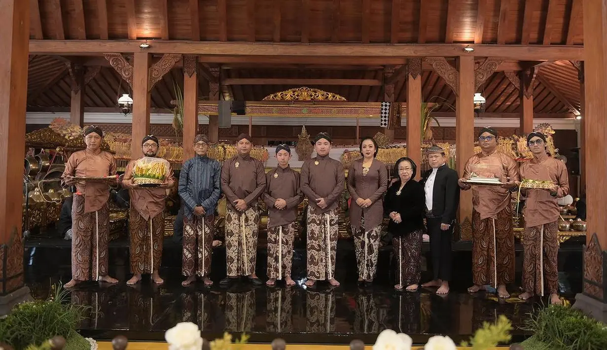 Soimah kompak bersama suami dan dua anak laki-lakinya. Terlihat hadir juga pelawak Jawa Timur Kirun juga hadir dalam acara tersebut. Acara sakral penuh makna berjalan lancar. [Instagram/showimah]