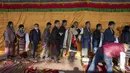 Warga Tibet di pengasingan mengantre untuk mempersembahkan selendang di depan altar saat sesi doa pagi menyambut Tahun Kelinci Air di Dharamshala, India, Selasa (21/2/2023). Losar tahun ini jatuh pada tanggal 21 Februari 2023. Menurut penanggalan Tibet, ini adalah awal tahun Kelinci Air 2150. (AP Photo/Ashwini Bhatia)