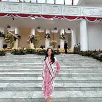 Sophie Kirana memilih kebaya putih dengan detail brokat merah yang panjang. [Foto: Instagram/sophiekirana]