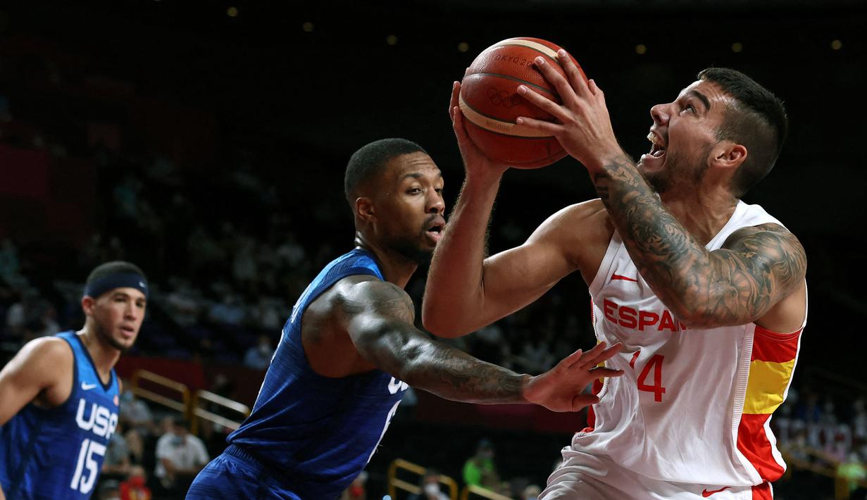 Pebaskot Spanyol, Willy Hernangomez Geuer (kanan) berusaha mencetak poin saat perempat final Olimpiade Tokyo 2020 melawan Amerika Serikat di Saitama Super Arena, Saitama, Jepang, 3 Agustus 2021. Pemain New Orlenas Pelicans tersebut merupakan center andalan timnas basket Spanyol. Ia pernah mendapatkan EuroBasket MVP pada 2022 lalu. (AFP/Thomas Coex)