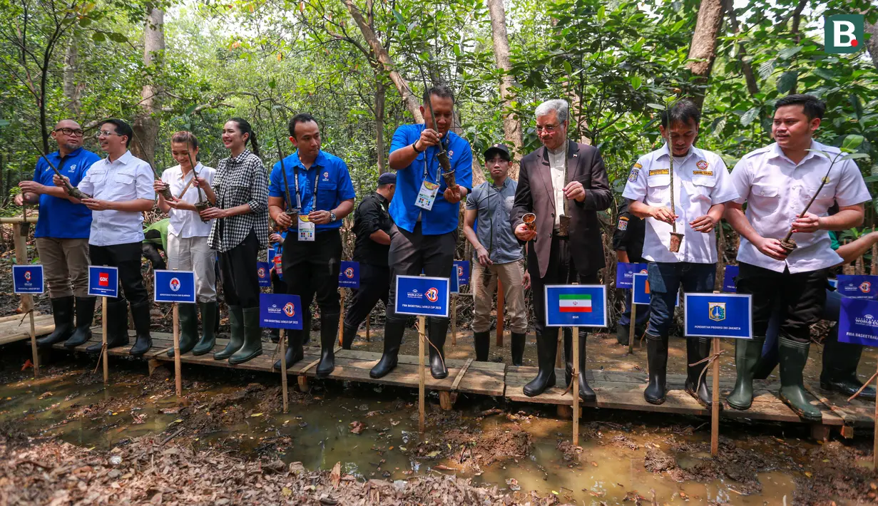 <p>Wakil Ketua LOC Piala Dunia FIBA 2023, Agus Antares Mauro (tengah) berbincang dengan Duta Besar Iran untuk Indonesia, Mahdi Rounagh (kanan) saat acara&nbsp;penanaman bakau "Kick-off Dribbling Towards Sustainbility FIBA Basketball World Cup 2023" di Kawasan Ekowisata Mangrove PIK, Jakarta, Selasa (22/08/2023). (Bola.com/Bagaskara Lazuardi)</p>