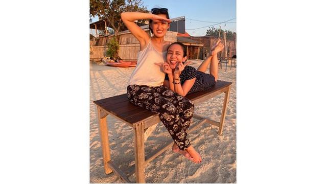 Mantan penyanyi cilik ini juga menikmati indahnya matahari terbenam di Pantai Kelan.