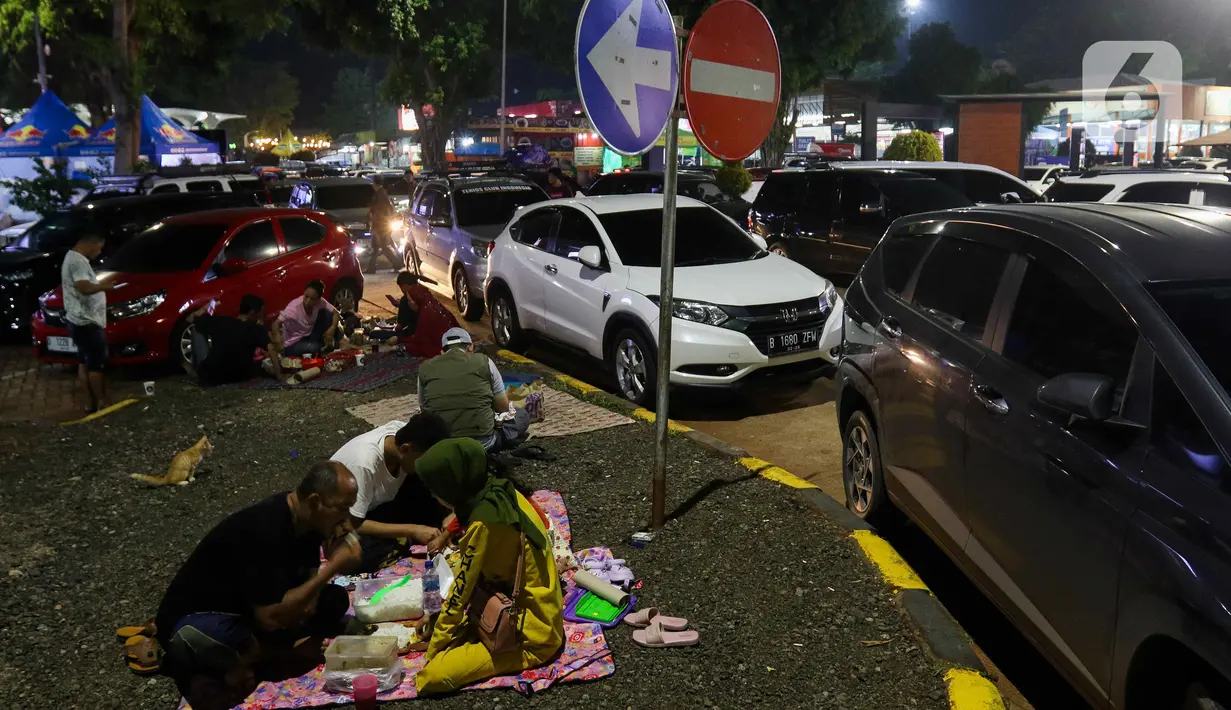 Pada periode mudik Lebaran, rest area di sepanjang jalan tol Trans Jawa menjadi tempat favorit pemudik untuk berbuka puasa dan istirahat sejenak. (Liputan6.com/Herman Zakharia)